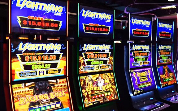 Lightning Link slot machine gameplay showing reels, bonus symbols and jackpot prizes